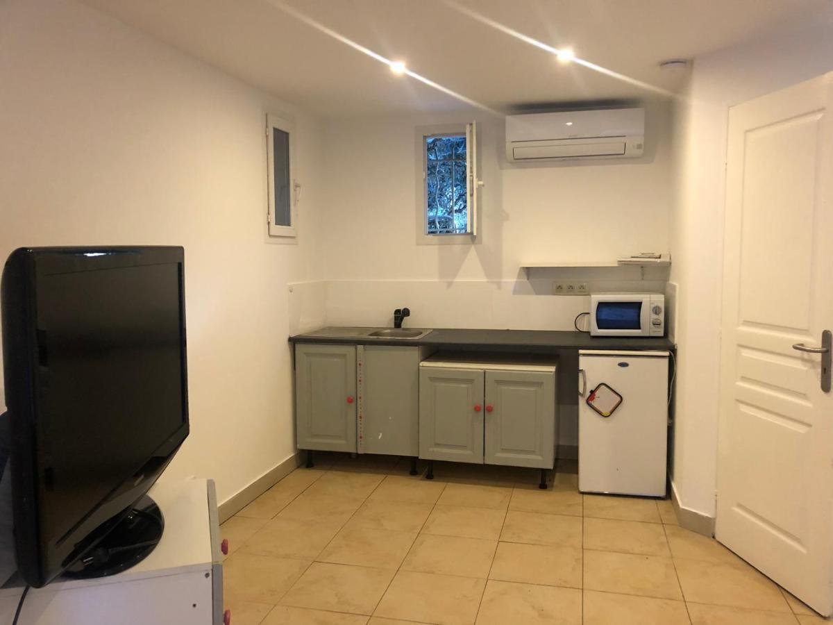 Joli Studio Independant, Avec Exterieur Verdoyant A Apartment Hyères